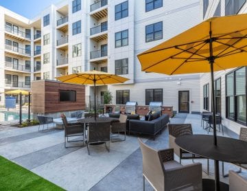 Framingham luxury apartments with Courtyard